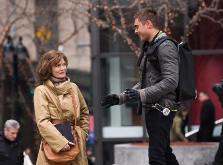 Зак Эфрон (Zac Efron) и Мишель Пфайффер (Michelle Pfeiffer) в фильме «Старый Новый год» («New Year's Eve») / «Каро-Премьер»