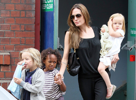 Анджелина Джоли (Angelina Jolie) с детьми/ splashnews.com